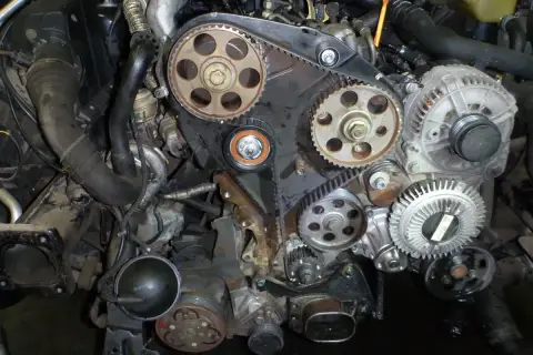 Silnik 1.9 TDI z widocznym rozrządem. Planujesz wymianę rozrządu 1.9 tdi? Koszt takiej operacji zależy od wielu czynników.