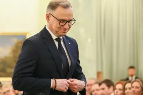 Andrzej Duda w garniturze, zamyślony. Czy poznamy sekrety oświadczenia majątkowego Andrzeja Dudy na koniec dziesięcioletniej służby?