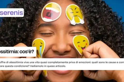 Ragazza con emoji sul viso, che simboleggiano chi non prova emozioni. Il testo parla di alessitimia.