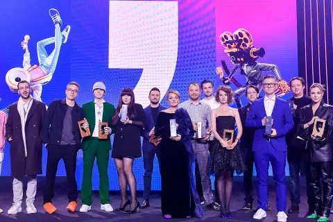 Laureaci na gali Empiku 2026 odbierają nagrody. Na scenie widać grupę osób z pucharami, a w tle ekran z grafikami.