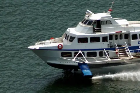 Motonave Ischia solca le onde, creando una scia bianca.