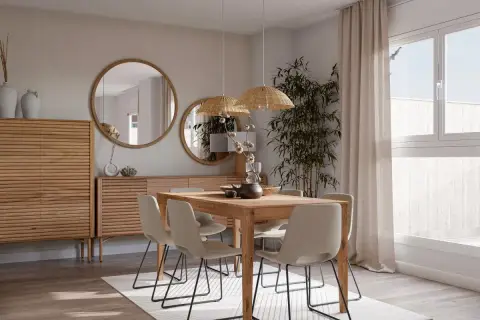 Comedor moderno con mesa de madera, sillas beige y dos tipos de lámparas de techo de mimbre.