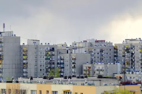 Bloki mieszkalne, gdzie marzenia o wykupie mieszkania komunalnego na raty stają się rzeczywistością.