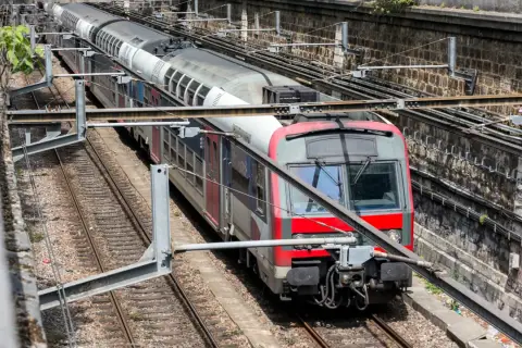 Pociąg RER Paryż na torach, widok z góry.