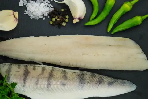 Dwa filety z sandacza, czosnek, chili, pieprz i sól. Czy sandacz jest smaczny? Z takimi dodatkami na pewno!