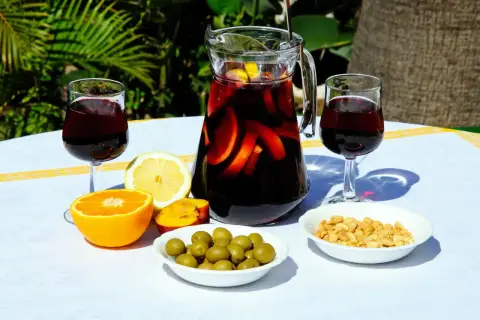 Przekąski do alkoholu: Idealne połączenia do wódki, piwa i wina