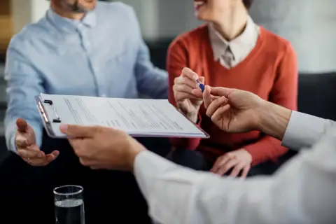 Para podpisuje umowę ubezpieczenie wypadkowe. Zapewnij sobie spokój i bezpieczeństwo.