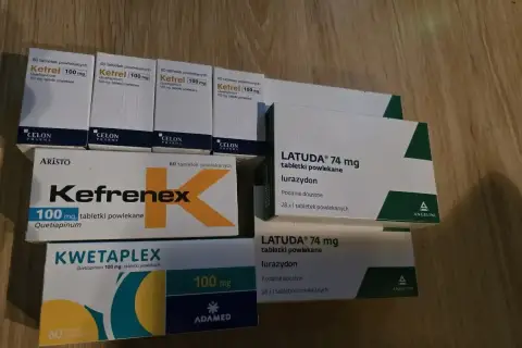 Kilka opakowań leków: Ketrel na co stosuje się w leczeniu schizofrenii i choroby dwubiegunowej, Kefrenex, Kwetaplex i Latuda.