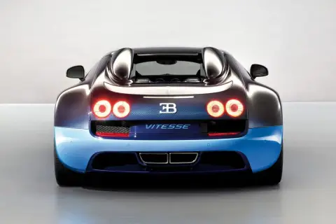 Tylna część Bugatti Vitesse w kolorze niebiesko-czarnym, z zapalonymi światłami.