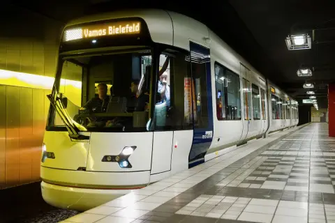 Tram "Vamos Bielefeld" na stacji. Co to znaczy? To zaproszenie do podróży, do odkrywania miasta.