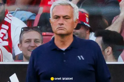 José Mourinho, znany z prowadzenia drużyny z charyzmą, na tle kibiców.