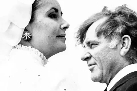Elizabeth Taylor i Richard Burton, gwiazdy "Poskromienia złośnicy", w zbliżeniu.