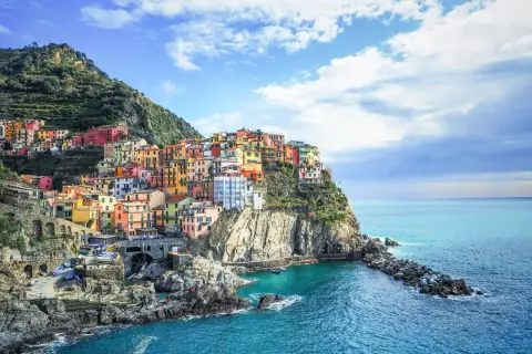 Kolorowe domy Cinque Terre, prowincja La Spezia, Włochy, wznoszą się na klifie nad turkusowym morzem.