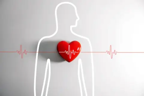 Czerwone serce z linią EKG na tle zarysu ludzkiej sylwetki. Symbolizuje zdrowie i bicie serca, jakby w naszych "potach" życia.