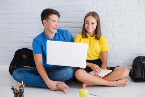 Jakie laptopy dla czwartoklasistów - wybierz najlepszy model dla dziecka