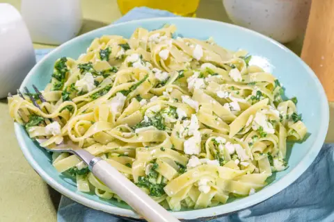 Pyszne tagliatelle ze szpinakiem i fetą. Idealne danie na obiad, które zachwyci każdego.