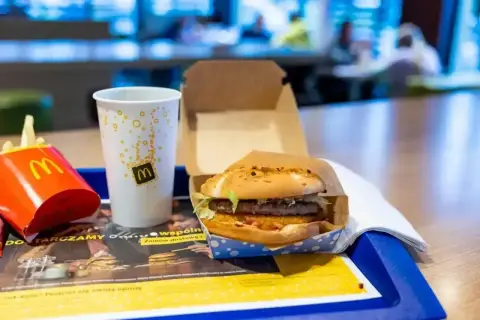 McDouble z frytkami i napojem na tacy. Zastanawiasz się, ile kosztuje McDouble? To idealny zestaw na szybki lunch.