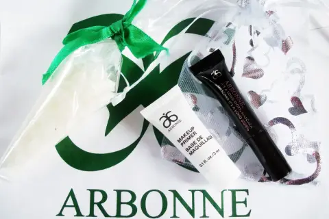 Zestaw kosmetyków Arbonne: baza pod makijaż i tusz do rzęs. Wiele pozytywnych arbonne opinie o tych produktach.