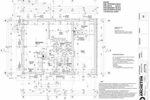 Plan sytuacyjny parteru z wymiarami pomieszczeń: pokój dzienny, kuchnia, salon, łazienka, kotłownia, garaż, schowek, sień.