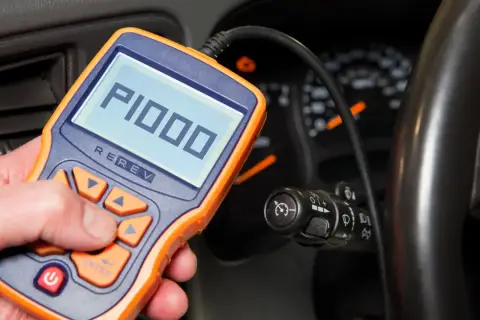 Diagnostyka Forda z kodem DTC P1000. Czytnik kodów błędów pokazuje P1000, sugerując problem z systemem pokładowej diagnostyki.
