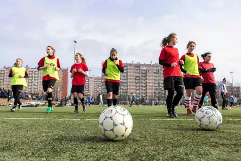 Koszty treningów piłki nożnej dla dzieci: Pełny przewodnik dla rodziców