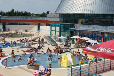 Rodzinna zabawa na basenach zewnętrznych. Wiele osób korzysta z uroków lata, a pozytywne **termy mszczonów opinie** potwierdzają udany wypoczynek.