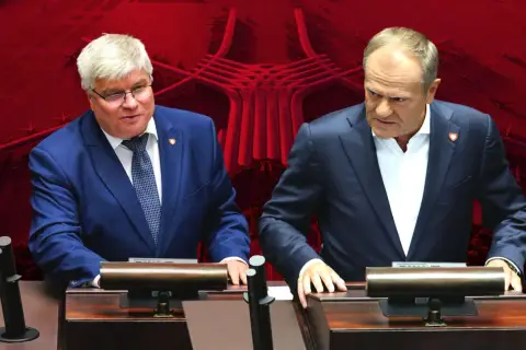 Dwaj politycy w garniturach, na tle wizualizacji CPK. Czy to początek zmiany narracji, dlaczego Donald Tusk zmienił język komunikacji w sprawie budowy CPK?