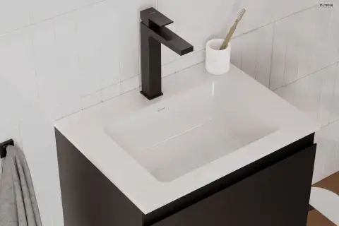 Nowoczesna łazienka z czarną baterią i umywalką OLTENS. To firma oferująca stylowe wyposażenie łazienek.