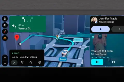 Nawigacja w najnowszej wersji Android Auto pokazuje trasę do Seneca St, powiadomienie od Jennifer Travis i odtwarzaną muzykę.