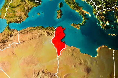 Mapa świata z zaznaczoną na czerwono Tunezją. Widoczna Europa, Morze Śródziemne i północna Afryka. Gdzie jest Tunezja? Tutaj!