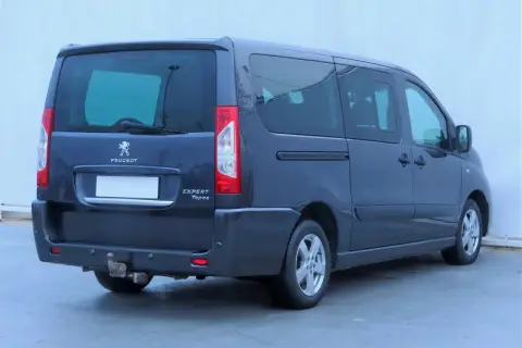 Ciemnoszary Peugeot Expert 2.0 HDI Tepee z hakiem holowniczym, widok z tyłu i boku.