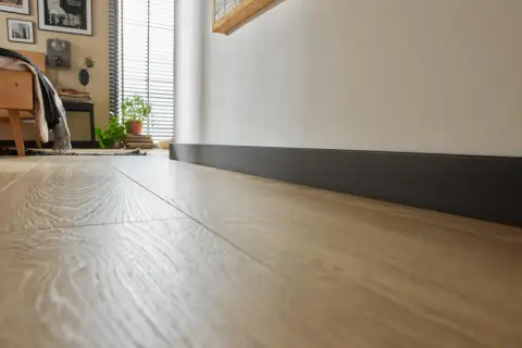 Jak przycinać listwy przypodłogowe, aby uniknąć błędów i uzyskać perfekcję