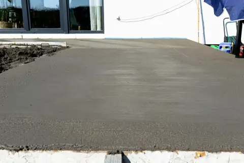 Świeżo wylany taras z betonu, gotowy na letnie wieczory.