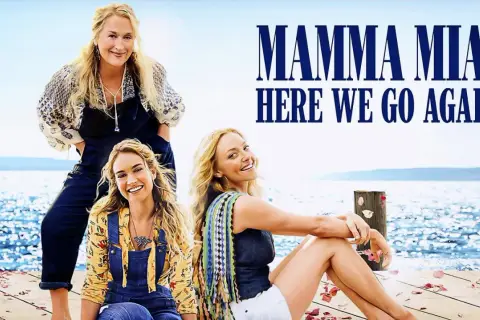 Mamma Mia! Here We Go Again obsada: Meryl Streep, Lily James i Amanda Seyfried na tle błękitnego morza.