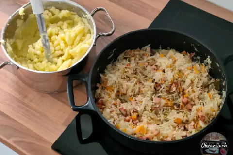 Gotowy do podania panczkraut z ziemniakami w garnku obok.