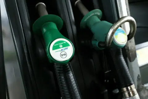 Dwie zielone dysze dystrybutorów paliwa. Jedna z nich ma etykietę "euro super Pb 95 E10". Czy olej napędowy to diesel?