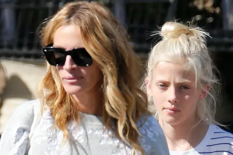 Julia Roberts z dziećmi, w tym z córką Hazel Moder, podczas spaceru.