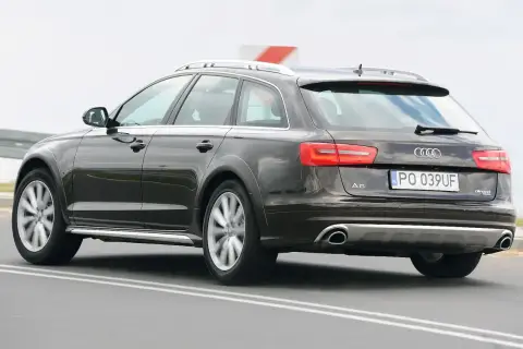Ciemnobrązowe Audi A6 C6 Avant Allroad jadące po drodze.