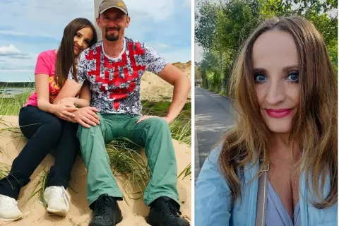 Justyna Dobrosz-Oracz z mężem i dziećmi na plaży. Uśmiechnięta para siedzi na piasku.