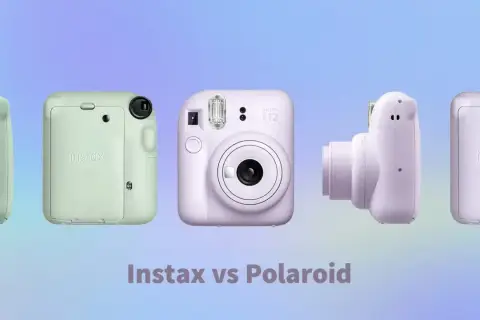 Kilka aparatów Instax w pastelowych kolorach, prezentujących wybór między Instax a Polaroid.