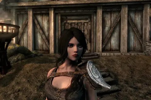 Postać z gry Skyrim, z pięknymi oczami i zbroją, wygląda jak z najlepszych modów do Skyrim.