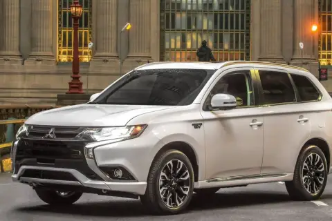 Biały Mitsubishi Outlander PHEV, idealny do miasta, zbiera pozytywne mitsubishi outlander opinie. Elegancki wygląd i ekologiczny napęd.