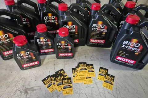 Butelki oleju silnikowego Motul 8100 X-cess i X-clean, karty z logo sklepu.