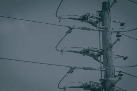 Słupy energetyczne i linie wysokiego napięcia. Przygotuj się na blackout, mając zapasy i plan działania.