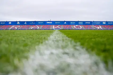 Pusta trybuna stadionu Rakowa Częstochowa, gdzie Michał Świerczewski majątek zainwestował w rozwój klubu.