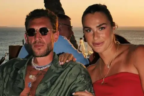 Aryna Sabalenka z partnerem cieszą się zachodem słońca nad morzem.