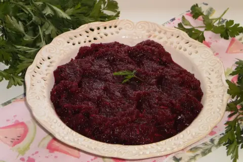 Pyszne, domowe buraczki z chrzanem, idealne jako dodatek do obiadu. Ten sprawdzony przepis na buraczki z chrzanem zachwyci każdego!