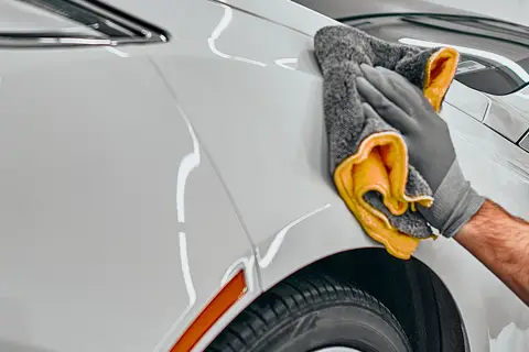 Jak umyć auto bez smug? Sprawdzone metody i triki