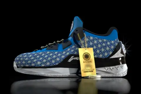 Niebieskie buty sportowe z białym wzorem, ozdobione diamentami i złotą metką. Prawdopodobnie najdroższe buty na świecie.
