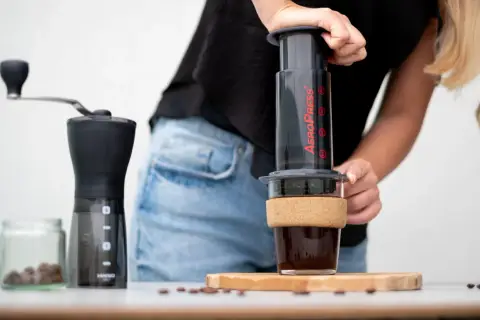 Przygotowanie aromatycznej kawy do aeropressu. Mielenie ziaren i zaparzanie.